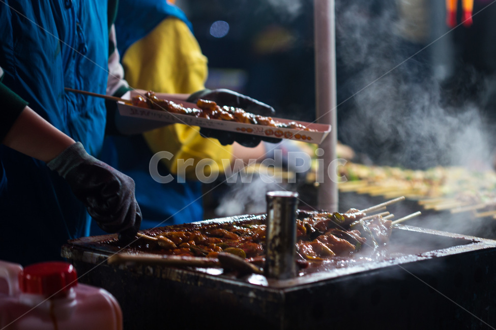 chickenskewers,barbecue,stalls,닭꼬치,바베큐,닭고기,human,인간,person,사람