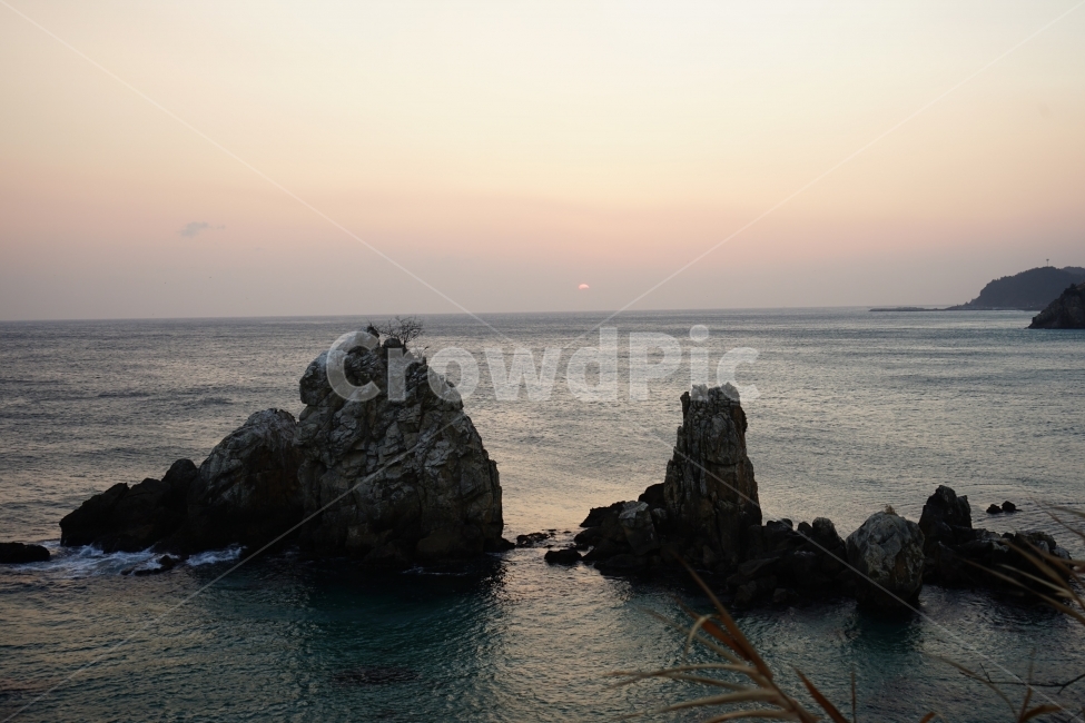 추암해변,촛대바위,겨울바다,일출,동해바다,자연,자연,풍경,nature,landscape,한국자연풍경,한국자연경관,korea nature landscape,land,땅,outdoors,옥외,sea,바다,water,물,ocean,대양,shoreline,해안선,promontory,곶
