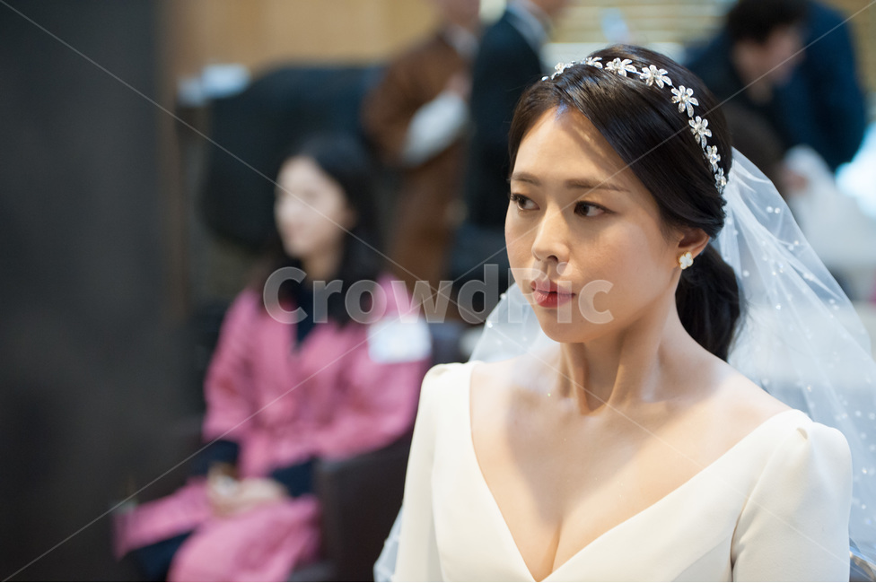 신부,웨딩메이크업,면사포,결혼식,긴장하는표정,결혼,혼례,웨딩,wedding,marriage,marry
