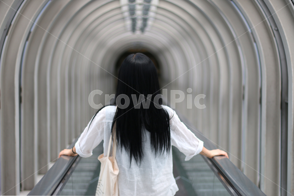 인물,여자,공간,뒷모습,에스컬레이터,일본,검은머리,생머리,흡입,시간,사람,인물,인간,human,person,여성,여자,woman,female,lady