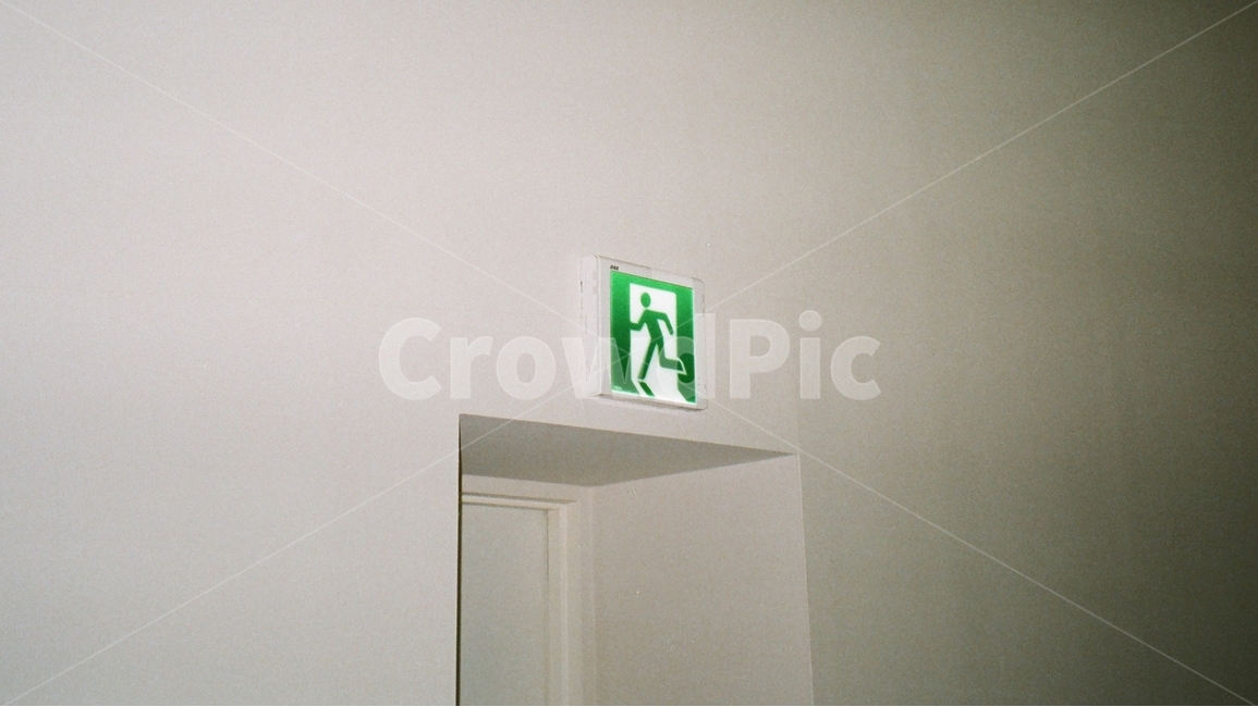 비상구,탈출,벽,문,내부,화재비상구,비상등,초록,초록색,green,하얀색,하양,white,exit,emergencyexit,emergency,화재,사고,사건,도망,비상,필름,필름사진,필름카메라,아날로그,건물,건축,실내