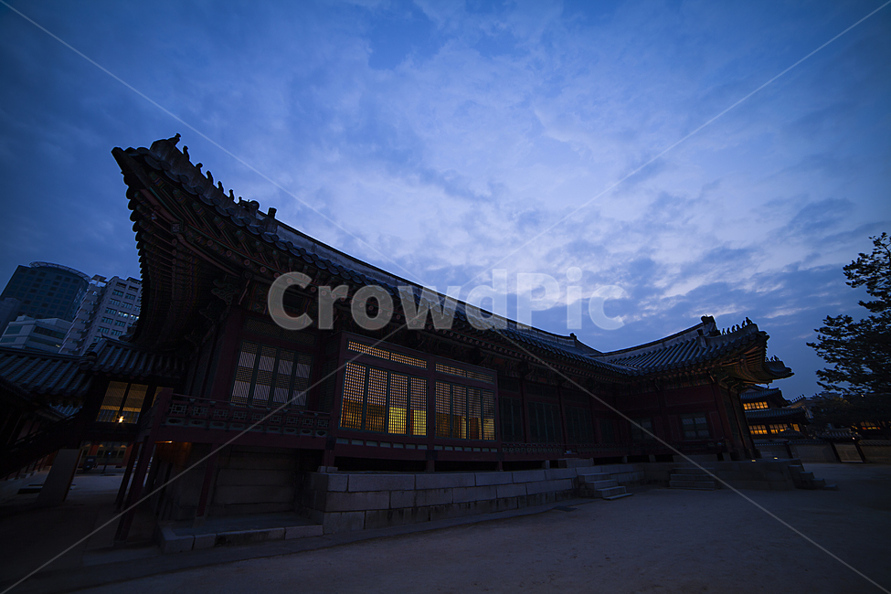 서울야경,서울풍경,덕수궁,한국전통,한국,korea,韓國,전통,traditional,伝統,deoksugung,德壽宮,한옥,韓屋,풍경,landscape,風景,건축물,건물외관,exterior,building,structure,architecture,construction,한국문화,koreantraditional,koreanculture,고급스러운,무거운,느낌,야경,밤,nightscape,night,랜드마크,landmark,touristattraction,기와,야경,밤,풍경,nightscape,night,landscape,한국전통,한국문화,korean traditional,korean culture,랜드마크,landmark,tourist attraction,한국랜드마크,한국관광지,한국명소,korea landmark,korea tourist attraction,건축물,건물외관,exterior,building,structure,architecture,construction,건물