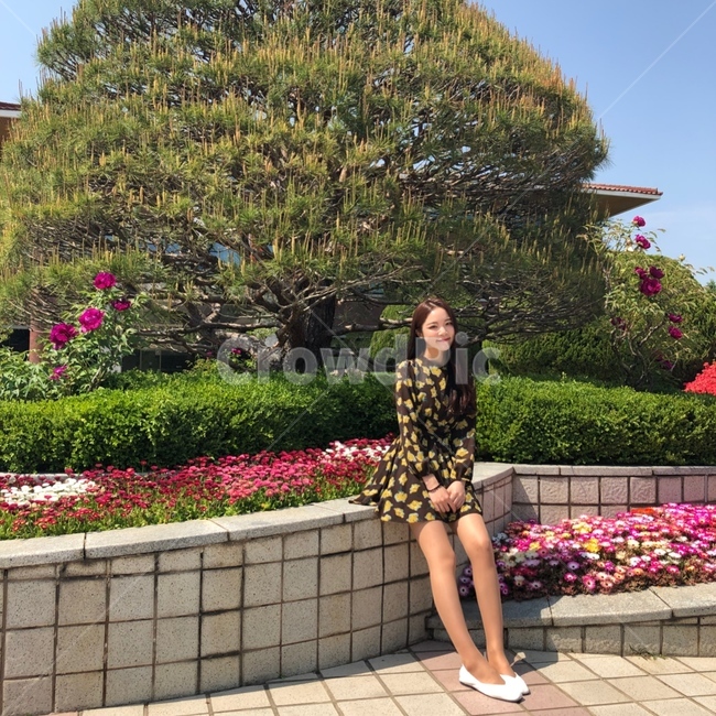 여자,긴머리,봄원피스,꽃놀이,봄꽃,정원,미소,감성사진