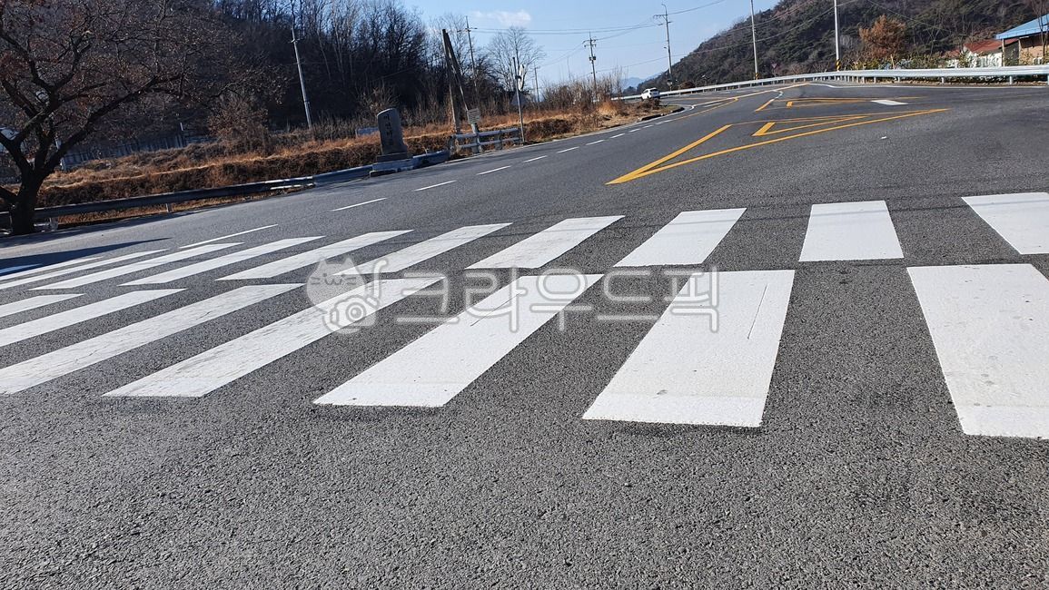 횡단보도,한국,건널목,하늘,거리,asphalt,아스팔트,road,도로,얼룩말교차점,zebracrossing