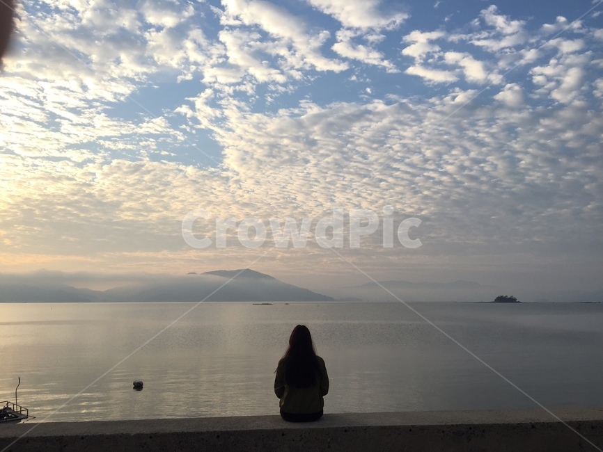 바다,하늘,구름,뒷모습,새벽
