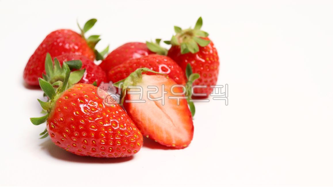 acidulous,berry,nutrient,shadow,gourmet,several,white background,freshness,cone,dieting,red,white,slice,group,farmhouse,natural,Organic,vegetarian diet,delicious,heart,vitamin,market,celebration,nutrition,cafe,closeup,background,plant,animated,tasty,break