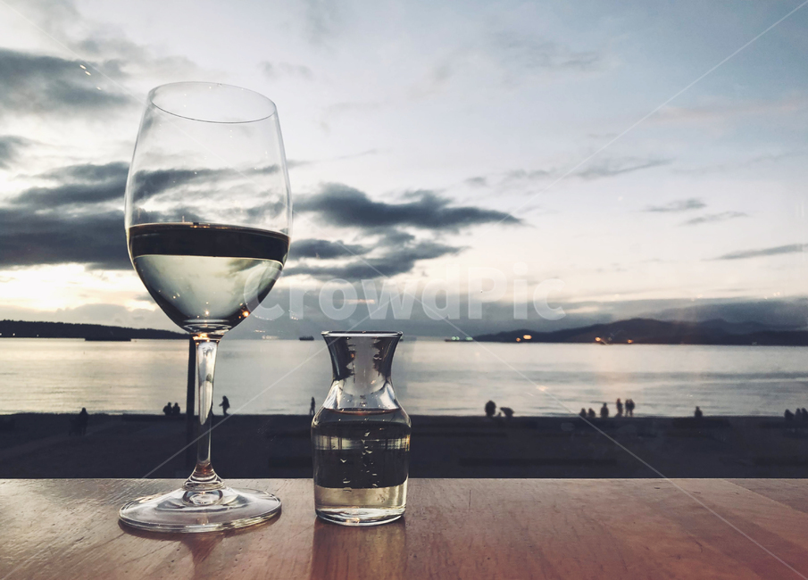 whitewine,wine,wineglass,beach,해변,일몰,sunset,화이트와인,와인,와인잔,beverage,마실것,와인바