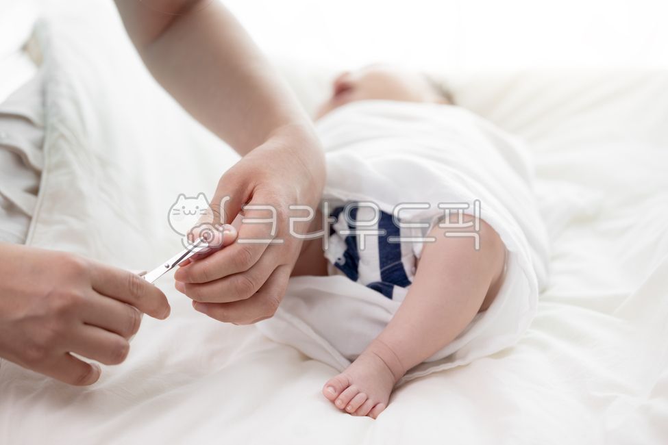 신생아,가족,발톱,깍기,발톱깍기,발가락,자르는,가위,작은,엄마,잡고있는,아기,귀여운,영아,모성애,부모,사랑,행복,가정,출산,육아,돌봄,유아,피부,남자,따뜻한,신체,케어,동양인,한국인,집,실내,거실,방,안방,침실,한국