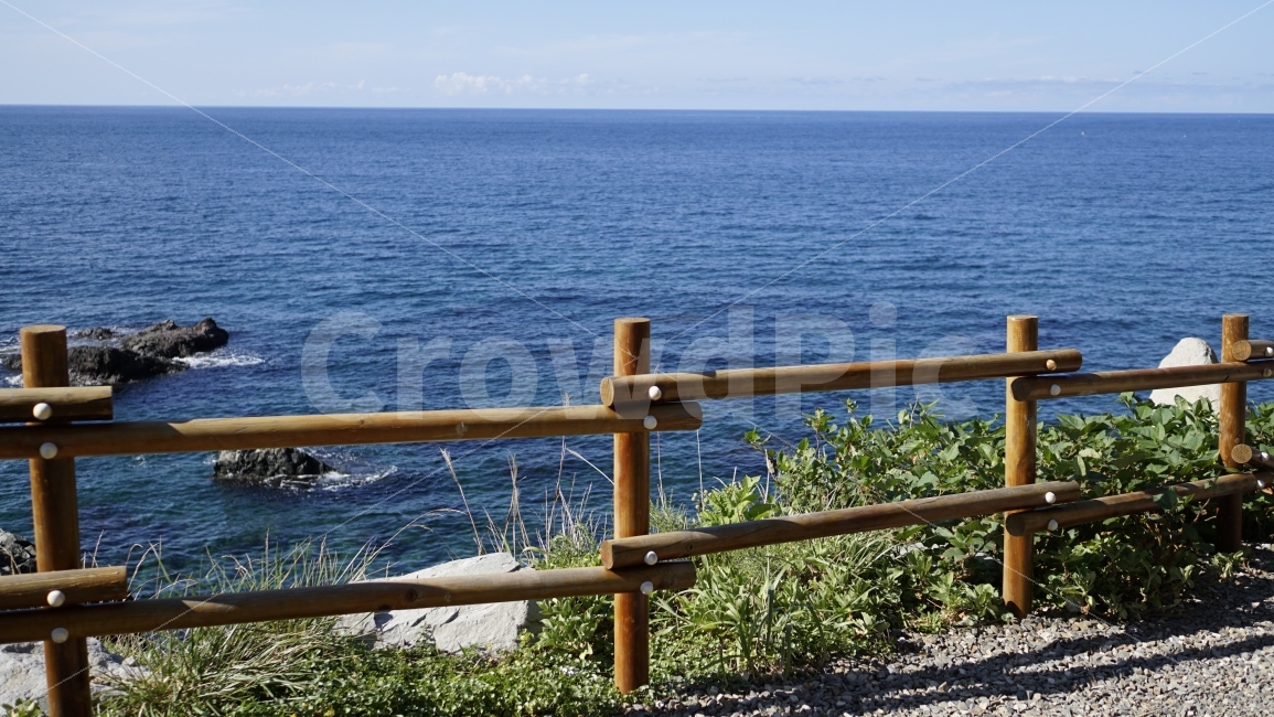 울릉도,섬,바다,하늘,물결,파도,바위,돌,여름,summer,nature,자연,풍경,landscape,바닷가,암석,수평선,해안선,해안가,감성,감성사진,힐링,힐링사진,푸른,푸르다,시원한,시원하다,시원함,구름,맑은,날씨,동해,동해바다,여행,관광,관광지,rock,stone,travel,snap,스냅,스넵,스냅사진,스넵사진,eastsea,블루,blue,푸름,푸르스름한,푸르스름하다,자연,풍경,nature,landscape,banister,난간,handrail,railing