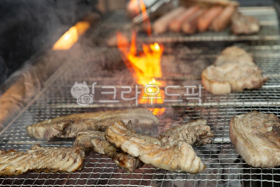 바베큐,숯불,돼지고기,삼겹살,목살,불판,직화,구이,bbq,화로,식사,음식,dinner,cooking,요리,food,grilling