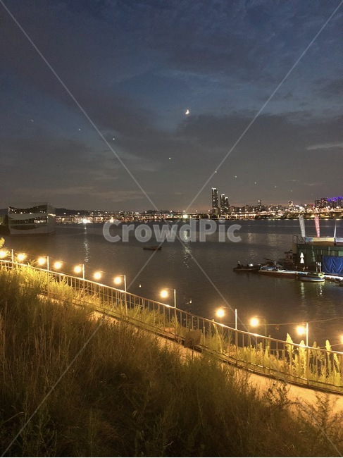 한강,hanriver,city,서울,seoul,도시,cityline,nature,자연,outdoors,옥외,sky,하늘,evening,tree,building,빌딩,야경,달,조명,풀,강,river,water,moon,ramp,로맨틱,romantic,night,waterfront,워터프론트,pier,교각,port,포트,서울야경,산책