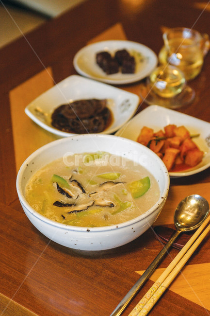 수제비,플레이팅,국물,버섯,호박
