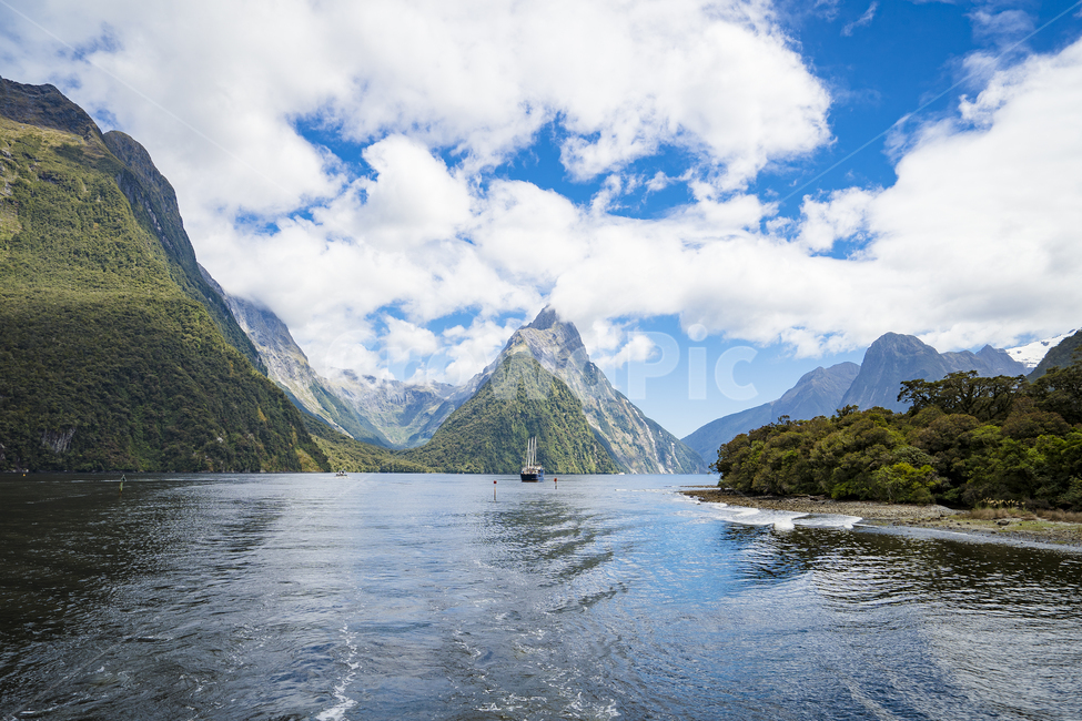 뉴질랜드,밀포드사운드,강,대자연,푸른하늘,하늘,크루즈,newzealand,river,lake,sky,자연,풍경,nature,landscape,해외,외국,세계,foreign,oversea,world,세계자연풍경,해외자연풍경,외국자연풍경,world nature landscape,outdoors,옥외,water,물,promontory,곶,shoreline,해안선