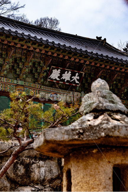 대웅전,범어사,석등,절,기와,한국전통,한국문화,korean traditional,korean culture,종교,신앙,religion,belief,faith,건축물,건물외관,exterior,building,structure,architecture,construction