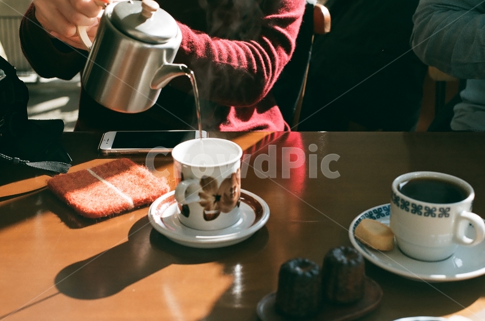 뜨거운물,cup,컵,커피컵,coffeecup,saucer,도기류,받침접시,pottery,카페,음료수,drink,beverage