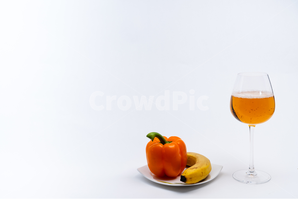 접시,그릇,도자기,와인잔,유리잔,투명한,배경,주황색,노란색,녹색,하얀색,채소,야채,식재료,다이어트,건강한,칼로리,식단,안주,알콜,주류,차가운,담백한,딱딱한,쥬스,항산화,정돈된,농사,깨끗한,수분,정물,스튜디오,접사,음식,비타민,반찬,파프리카,맥주,탄산,거품,과일,바나나,과일,열매,fruit,채소,야채,vegetables,술,주류,alcohol,사물,물건,오브젝트,thing,object,matter