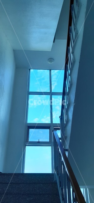 window,창문,여름,여름날,학교,하늘,계단,구름