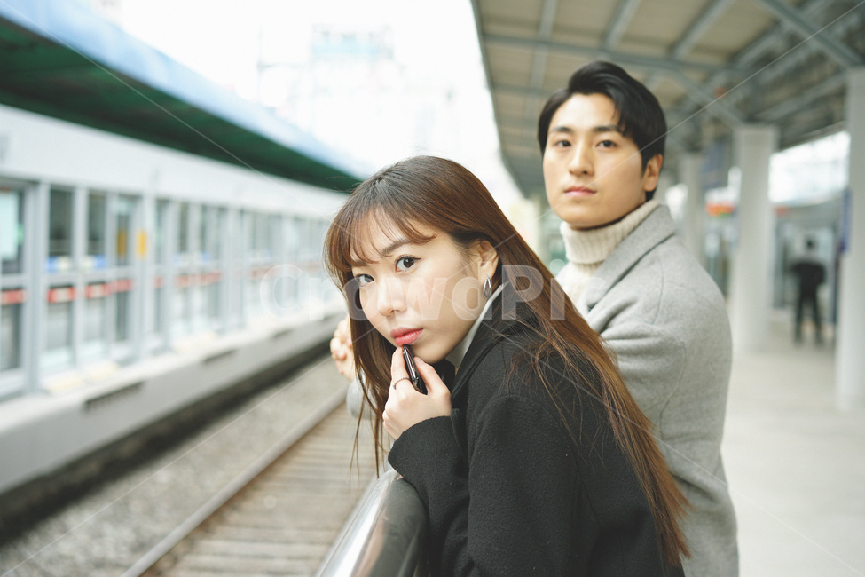 데이트,연인,커플,연애,남녀,지하철,기다림,전철,대중교통,교통,기차,플랫폼,사람,인물,인간,human,person,연인,커플,사랑,lover,couple,교통,교통수단,traffic,transportation
