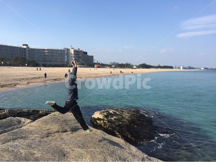 바다,점프,jump,여름,기쁨,해변,해수욕장,자연,풍경,nature,landscape,해변,바다,beach,sea,사람,인물,인간,human,person,남성,남자,man,male,감정표현,기분,feeling,emotion