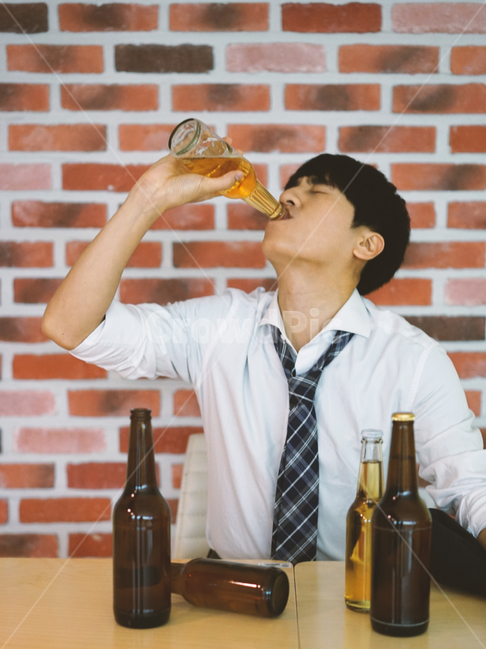 남성,남자,펍,맥주,비어,beer,술,음주,과음,맥주병,병맥주,알코올,사람,인물,인간,human,person,남성,남자,man,male,술,주류,alcohol,산업,industry,industrial,비즈니스,사업,business,service,work