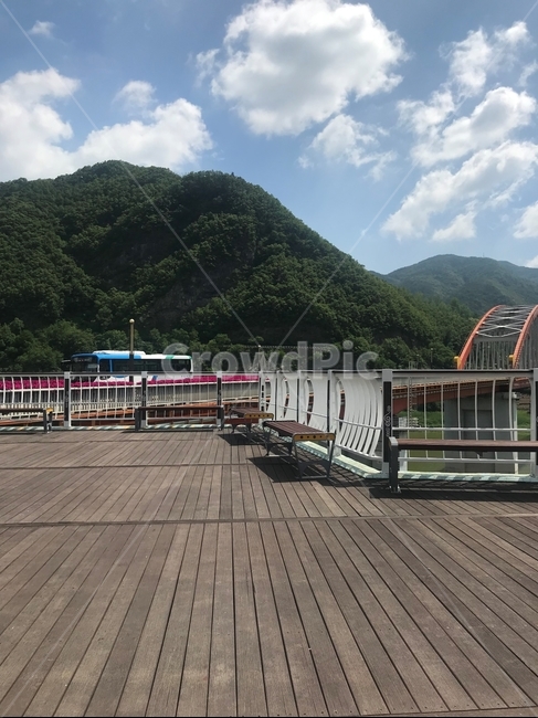 버스한대,푸름,다리,하늘,구름