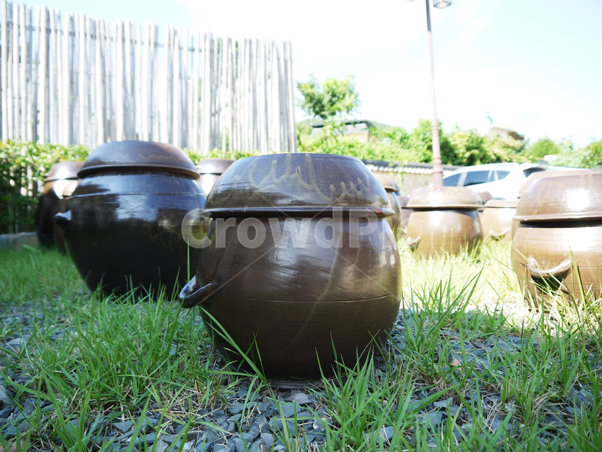 장독대,단지,항아리,background,beautiful,brown,cultural,culture,decoration,doenjang,earthenware,ferment,fermentation,folklore,food,garden,grass,green,handmade,homemade,house,jar,kimchi,korea,koreanculture,landscape,natural,nature,outdoor,plant,pot,pottery,preservation,retro,rural,storage,style,sunny,tradition,traditional,tree,yard,한국전통,한국문화,korean traditional,korean culture