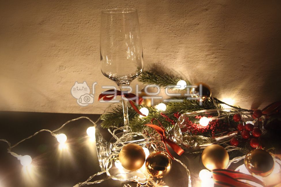 light bulb,Christmas,tone and tone,yearend,simple,sparkling,gold,red,ball,albulb,ornament,copy space,dark,wineglass,darkness,wine glass,glass,invitation,ribbon,lighting,wine party,light,background,wall,party,wine