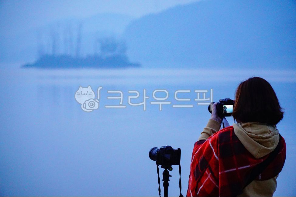 두물머리,물안개,카메라,촬영,여인,여성,섬,양수리,남한강,북한강,한강,새벽,아침,자연,강물,강변,고요한,조용한,명소,양평,양평군,person,사람,human,인간