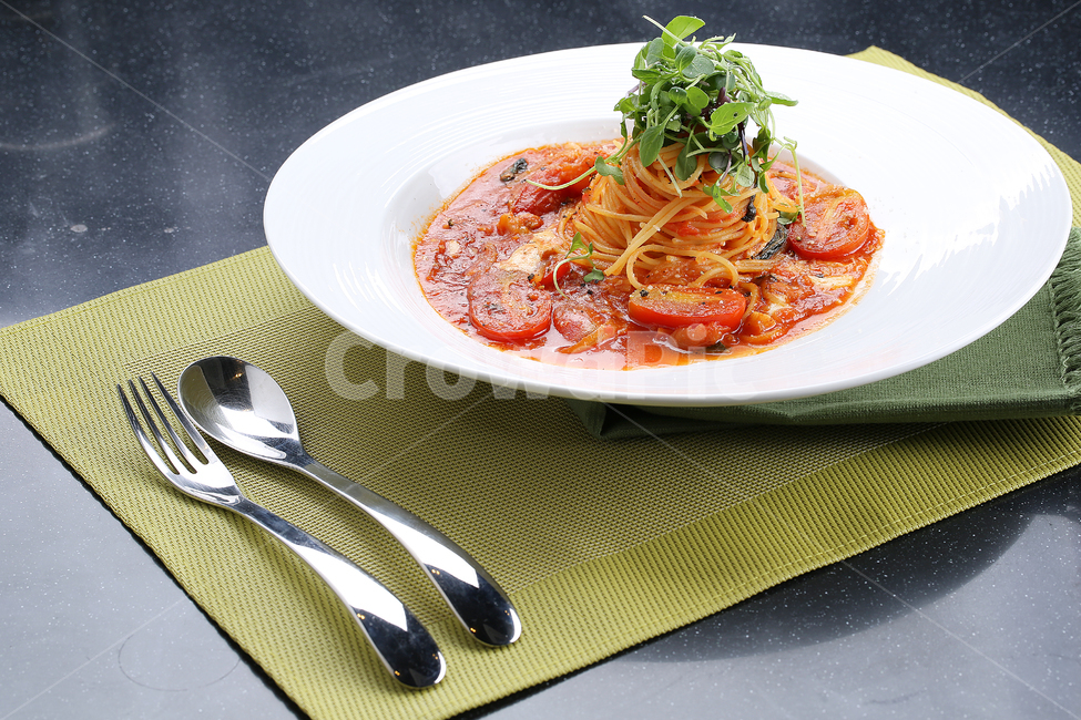cream pasta,seafood dish,lunch,tableware,spaghetti,recipe,plate,sauce,tomato,vegetable,Spaghetti,cookbook,flour,pasta,seafood spaghetti,ingredients,cooking,seafood,noodle dish,sprout,noodles,cook,food photography,cuisine,dinner,food,meal,sprout dish,break