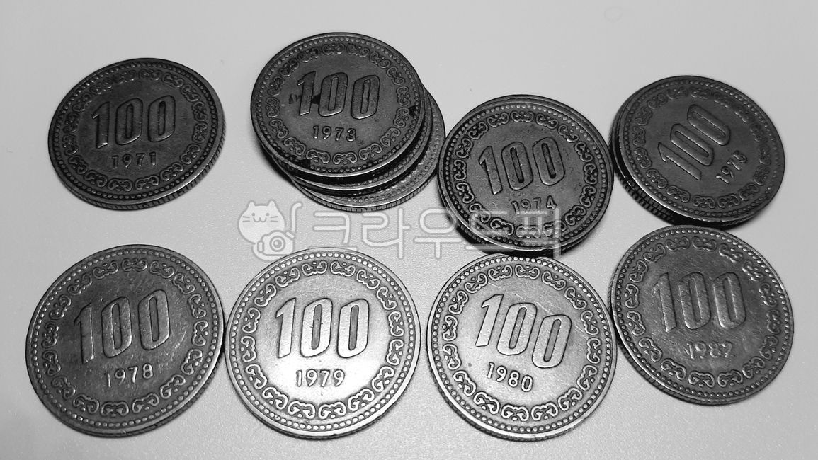 흑백,동전,한국돈,한국동전,백원,100원,코인,옛날돈,옛날동전,오래된동전,희귀동전,숫자,잔돈,니켈