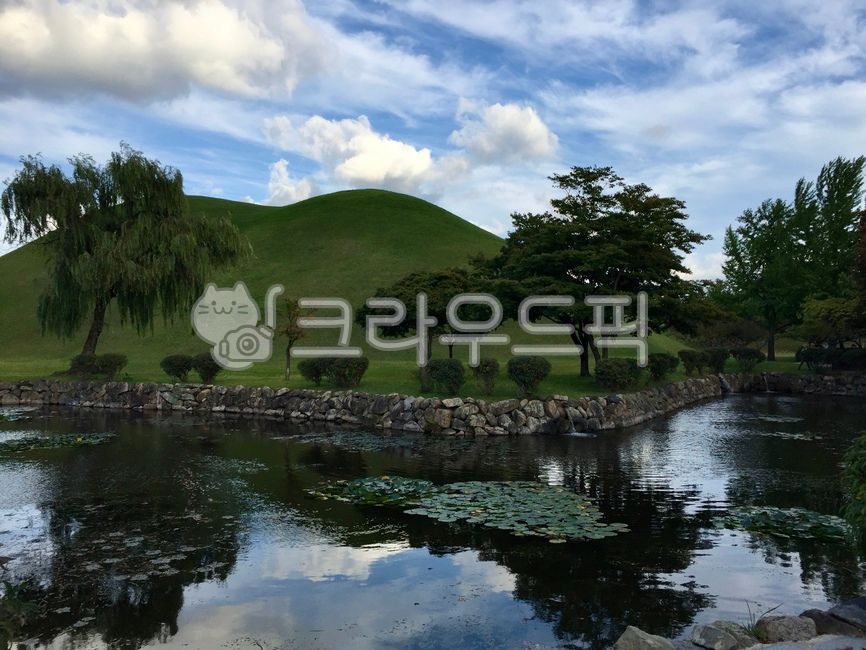 pond,capital,destination,bluesky,cloud,Daereungwon,weather,cultural property,old capital,sky,king,tomb,tourist destination,clear,Silla,heritage,clean,cultural heritage,Gyeongju,culturalheritage,cloudy,field,outdoors,gyeongju,oldcapital