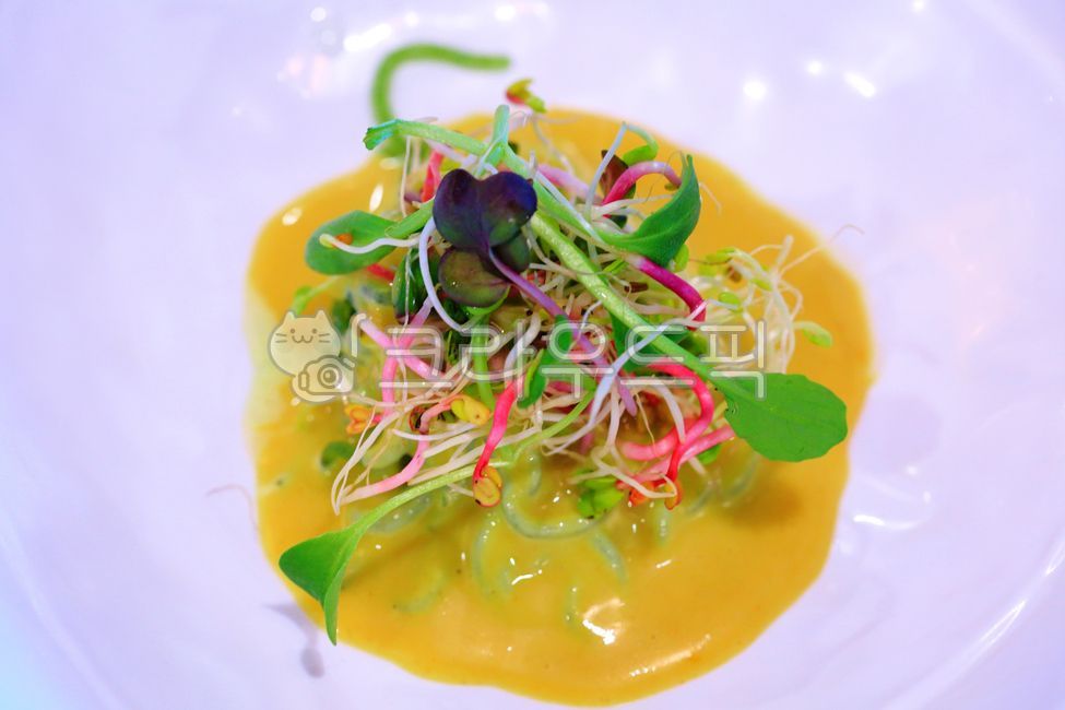 곤약무침,파래곤약,plant,식물,음식,채소,반찬,야채,싱싱한,재료,신선한,노랑,녹색,한식,한국음식,yellow,green,food,meal,식사,cook,파래,곤약,무침,접시