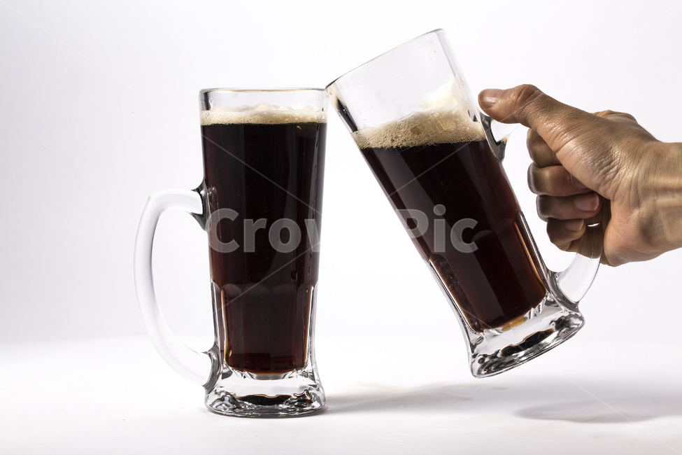 흑맥주,맥주,맥주잔,알콜,500,오백,술잔,투명,유리,손잡이,거품,두잔,건배,손,술,주류,alcohol