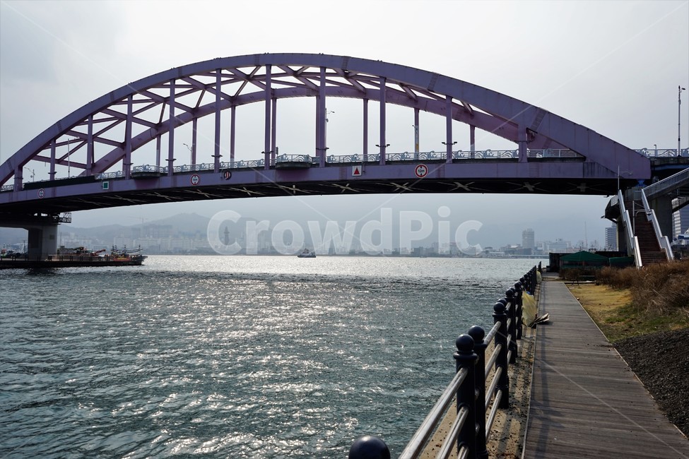속초,청초호,아바이마을,바다,수평선,아치형,대교,bridge,steel,여행,여유,햇빛,난간,건축물,건물외관,exterior,building,structure,architecture,construction