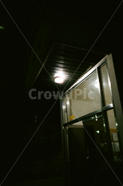 밤,조명,아파트,현관,필름사진,필름,후지필름,컬러필름,아날로그,fuji,film,analogue,night,light,야경,밤,풍경,nightscape,night,landscape,건축물,건물외관,exterior,building,structure,architecture,construction,door,문