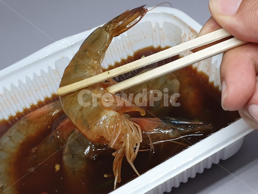 새우,간장새우,용기,플라스틱용기,간장,음식,안주,술안주,food,반찬,레시피,recipe,shrimp,prawn,해산물,수산물,시푸드,씨푸드,seafood,사물,오브젝트,object,ganjang,soysauce,soysauceshrimp,맛있는,맛있다,sealife,해양생물,dish,요리,손,손가락,손동작,젓가락,나무젓가락,hand,finger,chopsticks,woodenchopsticks