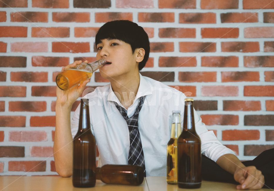 남성,남자,펍,맥주,비어,beer,술,음주,과음,맥주병,병맥주,알코올,사람,인물,인간,human,person,남성,남자,man,male,술,주류,alcohol,산업,industry,industrial,비즈니스,사업,business,service,work