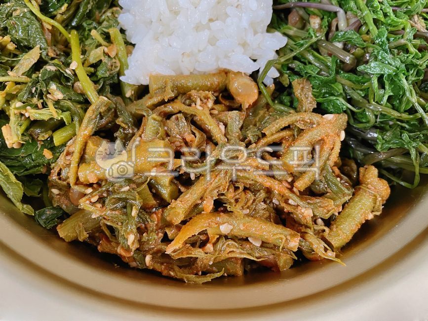 white rice,seasoning,bibimbap,water parsley,seasoned,Aralia,Acanthopanax herb,Seasoned Gasiogapi,groundnut,Herbs,Aralia sprouts,tree branches,Wild greens,rice,food,Aralia salad,meal,Acanthopanax,sesame,Seasoned vegetables,Namul Bibimbap,Sauerkraut seasone