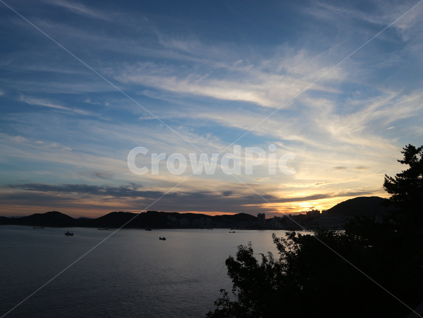 해,하늘,산,바다,구름,자연,풍경,nature,landscape,outdoors,옥외,sky,sunset,일몰,red sky,붉은 하늘,dusk,황혼,dawn,새벽