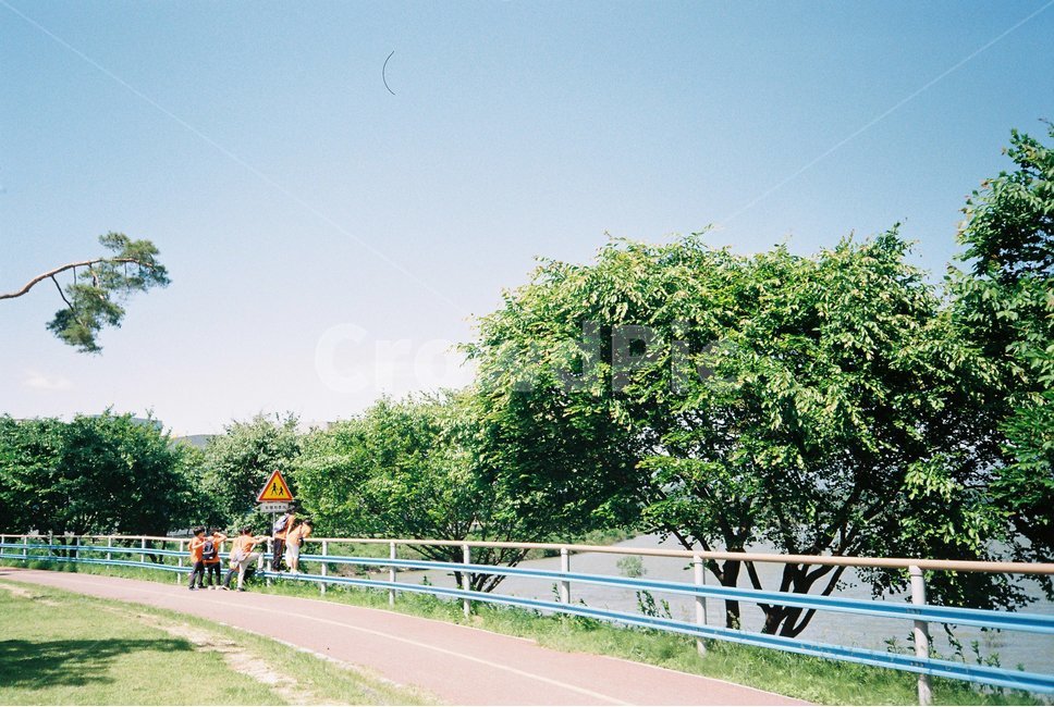 춘천,아이들,강가,강,river,children,구경,풍경,초등학생,나무,산책,호기심,남자아이들,낮,햇살,여름,boys,curiosity,여름,계절,summer,season,자연,풍경,nature,landscape,사람들,대중,군중,other people,crowd,어린이,어린아이,child,children,kid,친구,우정,friendship,companion,여행,휴가,traveling,vacation,trip,감성,sensible,feeling