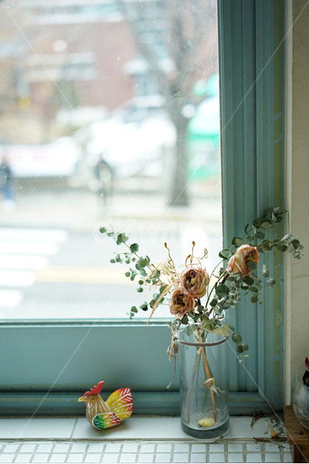 꽃병,창가,창문,창가자리,테이블,꽃,틈새,식물,자연,plants,nature,꽃,flower,실내용화초,화분,화초,house plant,인테리어,실내디자인,interior design