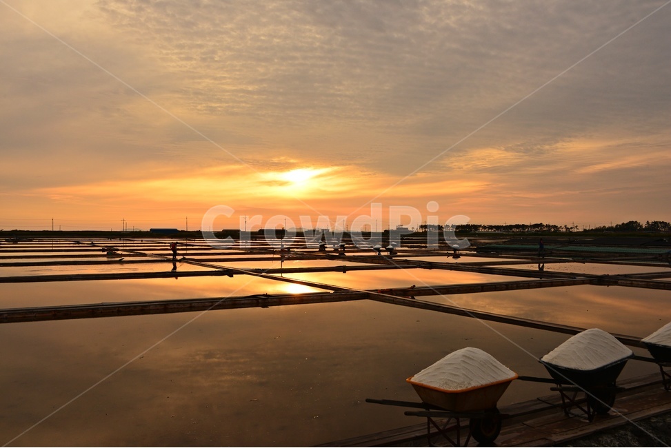 영광두우리염전,영광,두우리,염전,두우리염전,염전일몰,황금색일몰,두우리일몰,nature,자연,person,사람,human,인간,outdoors,옥외,sky,하늘,sunset,redsky,붉은하늘,dusk,황혼,일몰