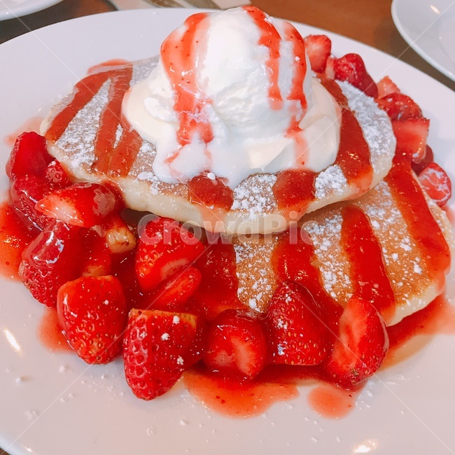 팬케이크,딸기,딸기팬케이크,디저트,빵,음식,식재료,요리,food,cook,meal,dishes,food reserves,디저트,간식,후식,dessert,snack