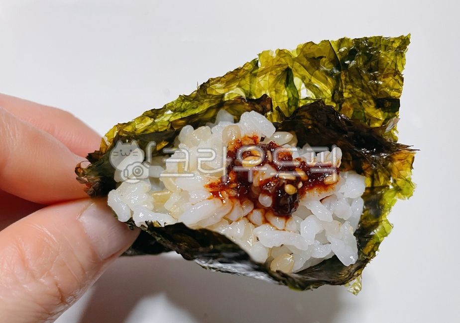 김,돌김,파래김,구운김,구운파래김,구운돌김,백미,현미,현미밥,쌀밥,쌀,밥,음식,식사,간장양념,양념,참깨,깨,고추가루,고춧가루,인간손,사람손,손,신체부위,food,meal,sesame,rice