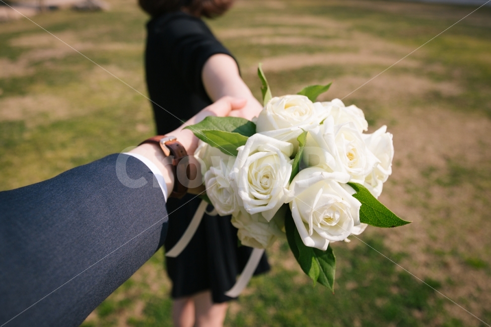 연인,부케,꽃,사랑,결혼식,예복,시계,손,장미,흰장미,식물,자연,plants,nature,꽃,flower,기념일,축하,anniversary,congratulation,celebrate,celebration,사람,인물,인간,human,person,연인,커플,사랑,lover,couple,결혼,혼례,웨딩,wedding,marriage,marry,연출,컨셉,콘셉,direction,concept