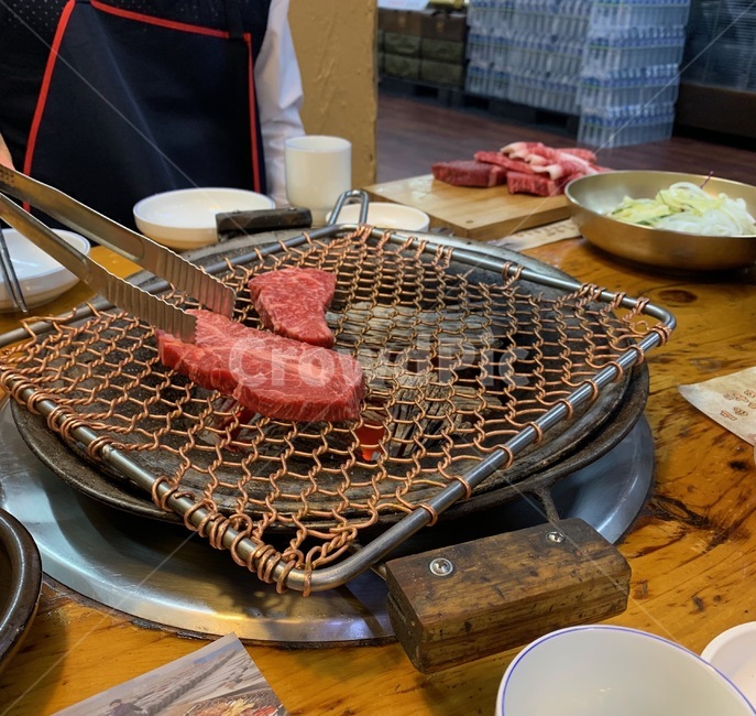 소고기,철판,집게,생고기,생소고기,앞치마,백김치,한식,식탁,식당,꽃등심,갈비살,고기집,굽기
