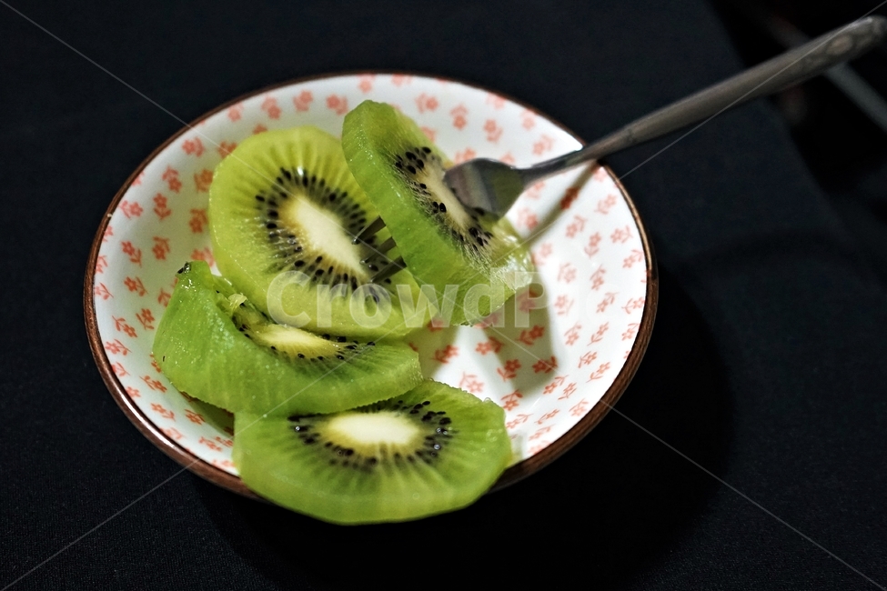 키위,상큼,그릇,새콤,달콤,접시,포크,후식,kiwi,vitaminc,richvitaminc참다래,씨,녹색,과일,과일,열매,fruit