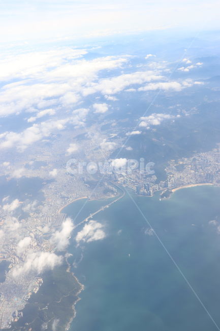 nature,자연,outdoors,옥외,landscape,경치,scenery,풍경,구름,상공,하늘,비행기,창문,창가,자연,풍경,nature,landscape,land,땅,water,물,sea,바다,ocean,대양,shoreline,해안선,coast,연안,aerial view,조감도