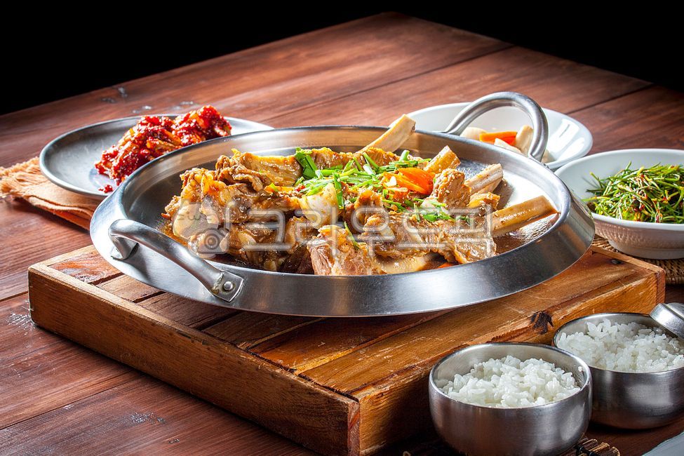 seasoning,table setting,rib,Pork ribs,sauce,pork,Steamed pork ribs,Seasoned ribs,side dish,Hanjeongsik,Korean food,nutritious food,cooking,Steamed,Korean restaurant,delicacy,Steamed dish,restaurant,folk food,Korean,side ribs,food,meal,Seasoned Pork Ribs,B