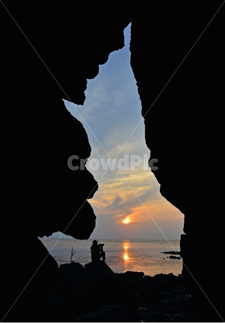 promontory,곶,nature,자연,outdoors,옥외,flare,플레어,light,빛,sunlight,햇빛,sea,바다,ocean,대양,water,물,shoreline,해안선,cave,동굴,해식동굴,영광,백수,백수해안,백수해안일몰,해식동굴일몰,노을,일몰,해넘이,사람,인간,모델